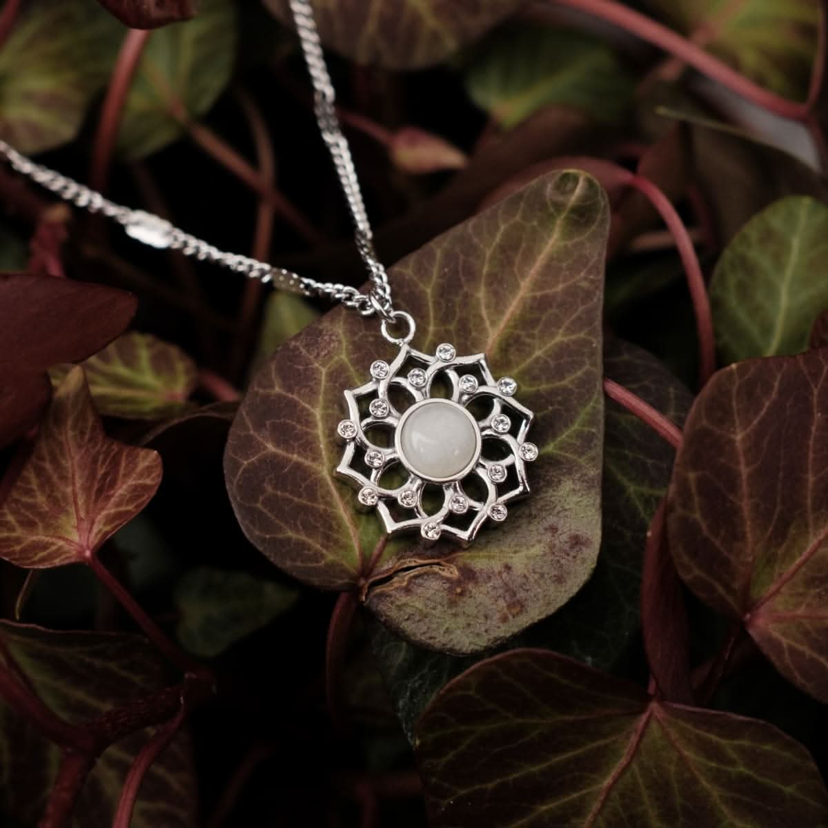 "Silverhalsband med rund månstenshänge, utsmyckad cirkelfattning"