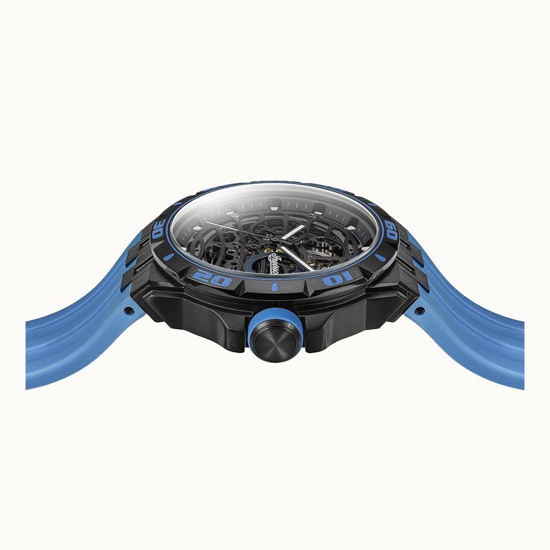 Armbanduhr von oben: rundes Gehäuse mit Skelettwerk, Krone und blauem Silikonband