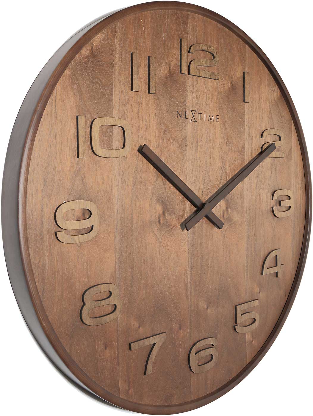 Holzklocka med träciffror, svarta visare och inbyggd NEXTIME-logotyp