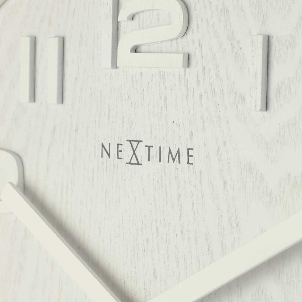 Detaljerad vy av väggklocka med NEXTIME-logotyp, visare och siffror