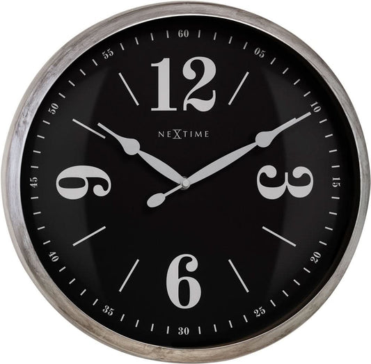 Väggklocka med svart urtavla, stora siffror, metallram, Nextime-logotyp
