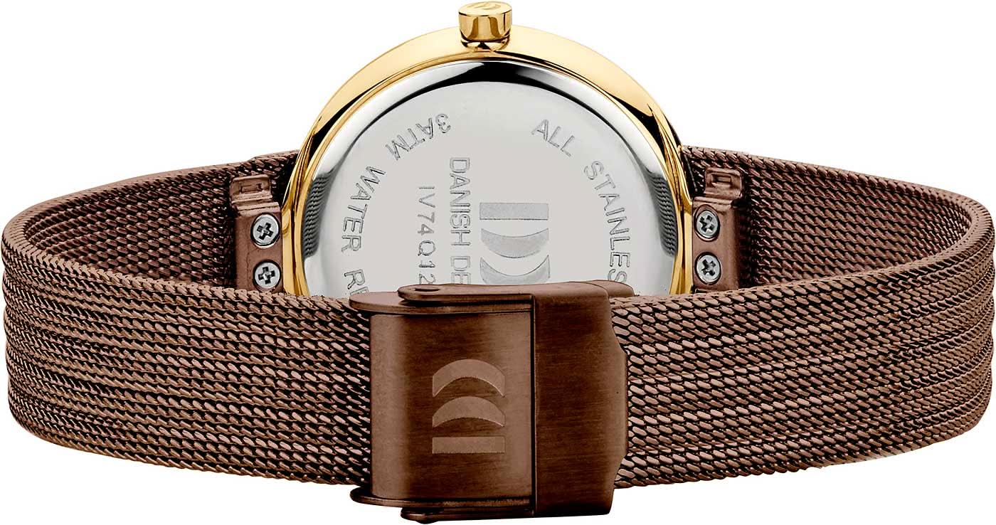 Damklocka med brunt metallarmband, guldfärgat spänne och klockboett med text