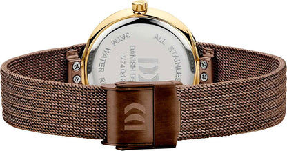 Damklocka med brunt metallarmband, guldfärgat spänne och klockboett med text