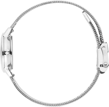 Damklocka med rund, platt silverfärgad boett och flätat metallarmband, sidovy.