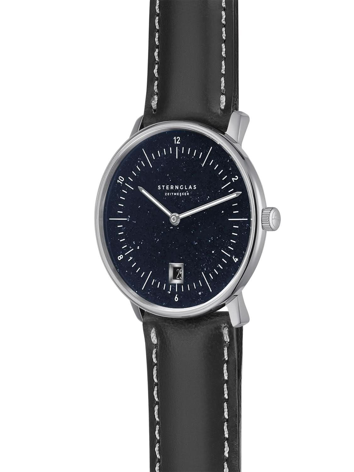 Armbandsur med svart läderband, runt boett och mörkblå urtavla