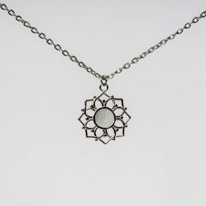 "Halsband med rund pärlemorberlock i sol-design, silverfärgad metall"