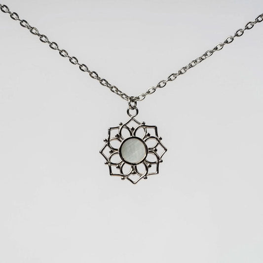 "Halsband med rund pärlemorberlock i sol-design, silverfärgad metall"