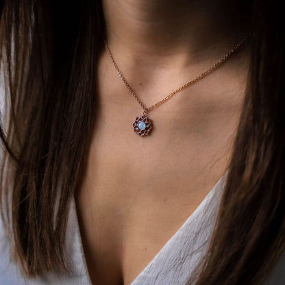 Halsband vid urringningen med ett runt blått pärlemorhänge, fin kedja