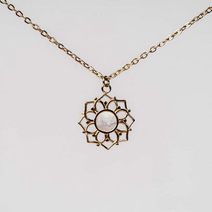 Guldpläterat halsband med pärlemorhänge i blommig cirkel, fin länkkedja