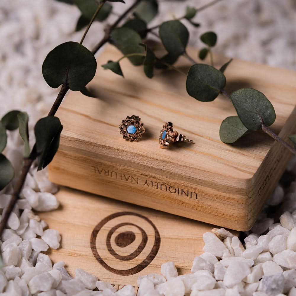 Holzkernörhängen med blå pärlemor, rund infattning med dekorativa ornament