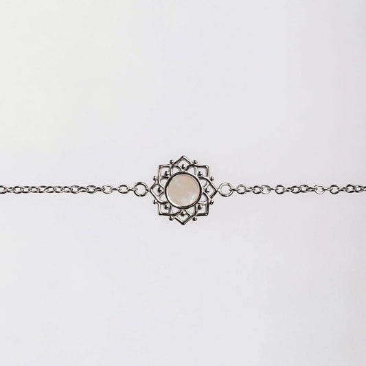 "Armband med silverfärgad länk och runt pärlemorhänge i ornamentram"