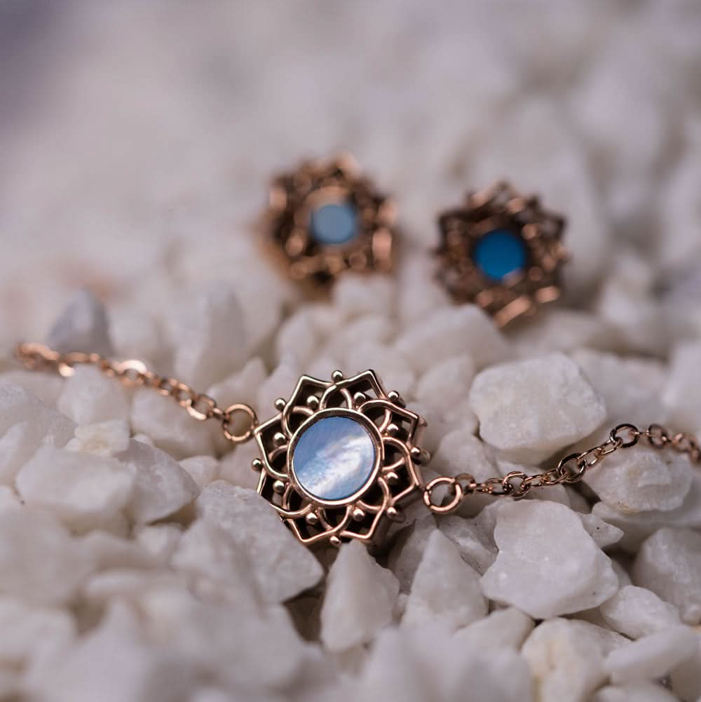 Armband med blå pärlemorcabochon i guldfärgad ornamentram, länkkedja