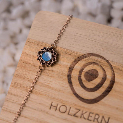 Armband med rund berlock i blått pärlemor, flätat pansarlänk