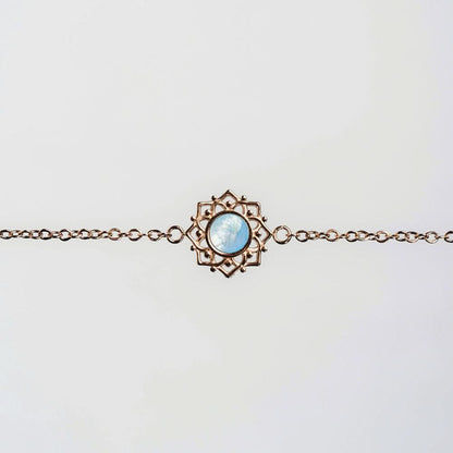 Kopparfärgat armband med rund blå pärlemorkärna i filigran ram