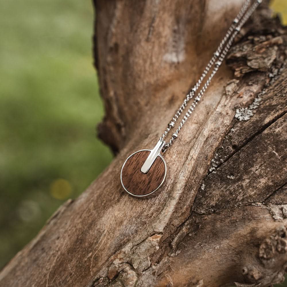 Halsband med rund träberlock på silverkedja, ögla i detalj