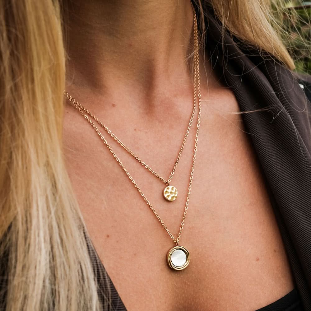 Guldpläterad halsband med pärlemor cirkelhänge och liten cirkeldetalj