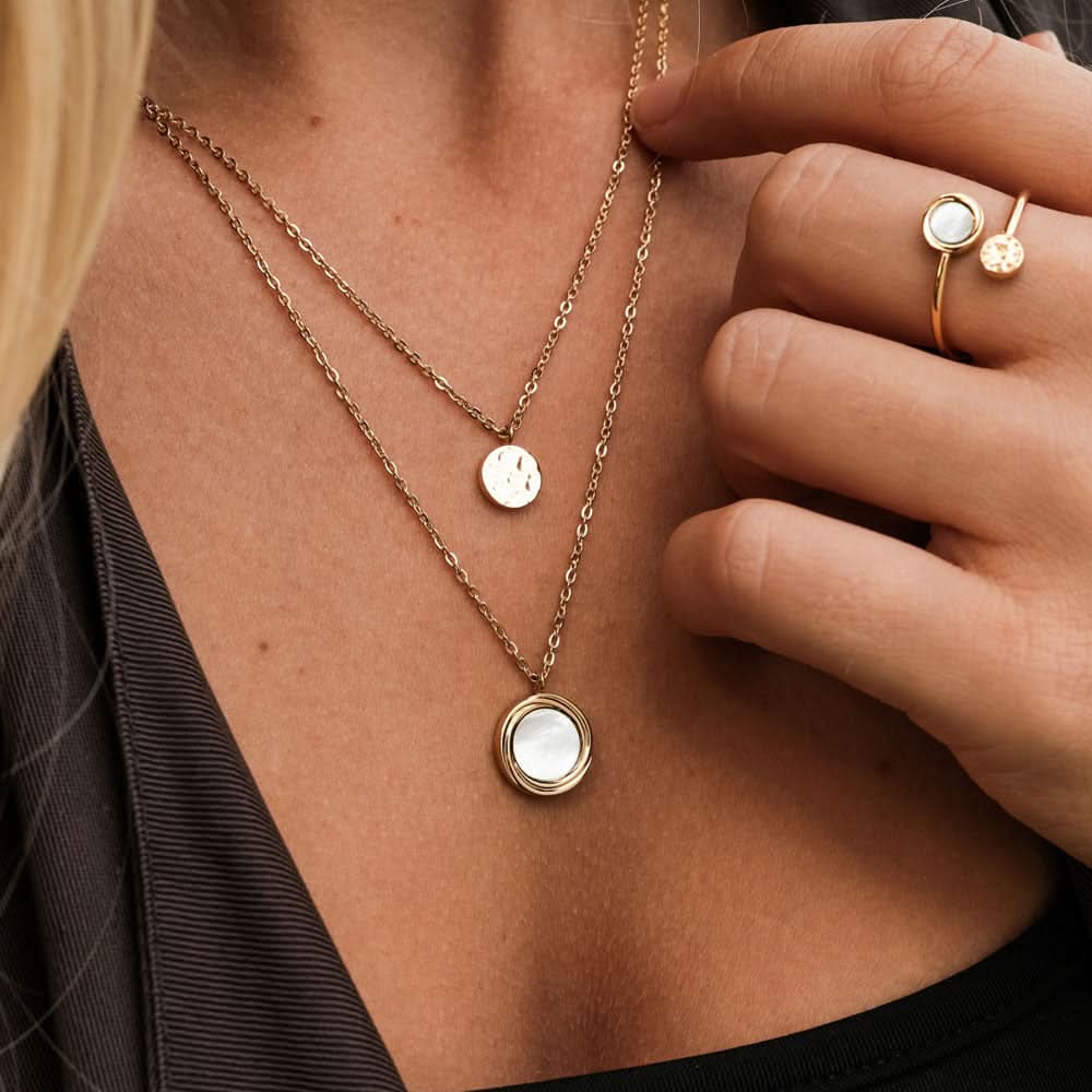 Guldpläterad halsband med pärlemor cirkelhänge och runt guldpläterat motivhänge