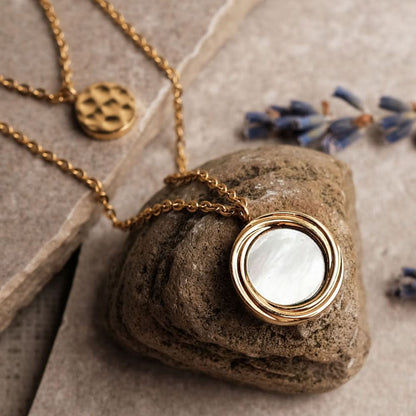 Gyllene cirkelhänge med vitt pärlemor och kedjor, med runt motivhänge i set
