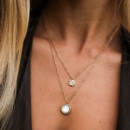 Guldpläterad halsband med pärlemor cirkelhänge och liten cirkeldetalj