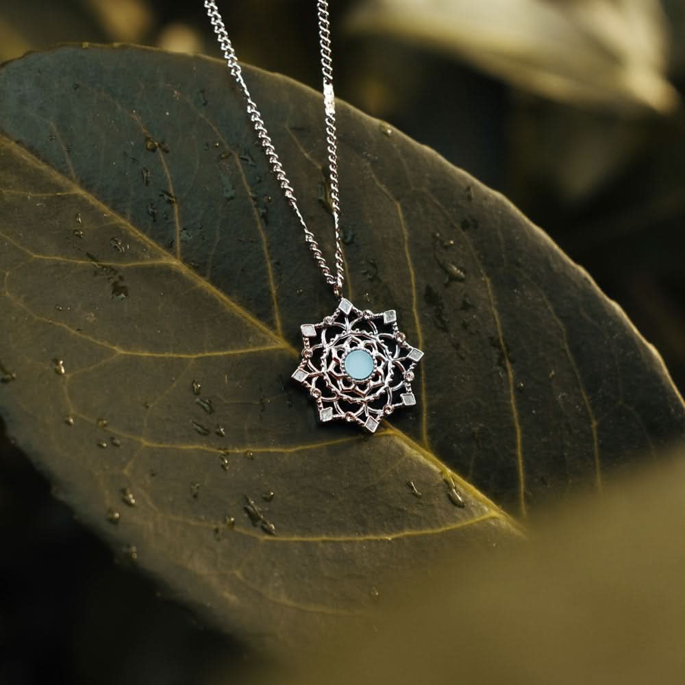 "Halsband med snöflingepärla och blått centrum, silverfärgad"