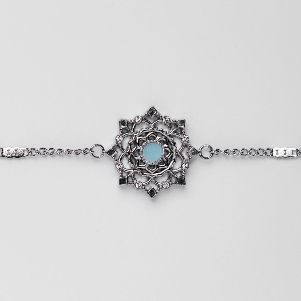 Armband med berlock: silverfärgat band och rund blåskimrande dekoration