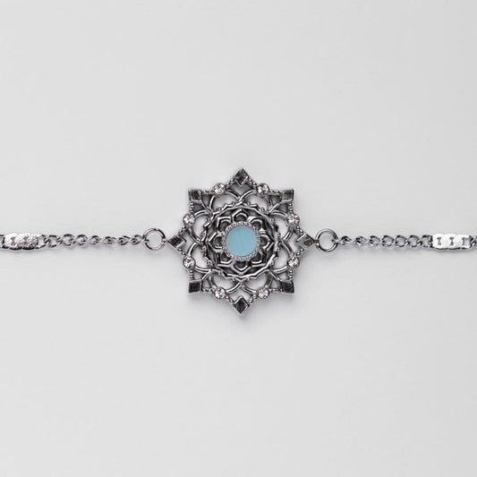 Armband med berlock: silverfärgat band och rund blåskimrande dekoration