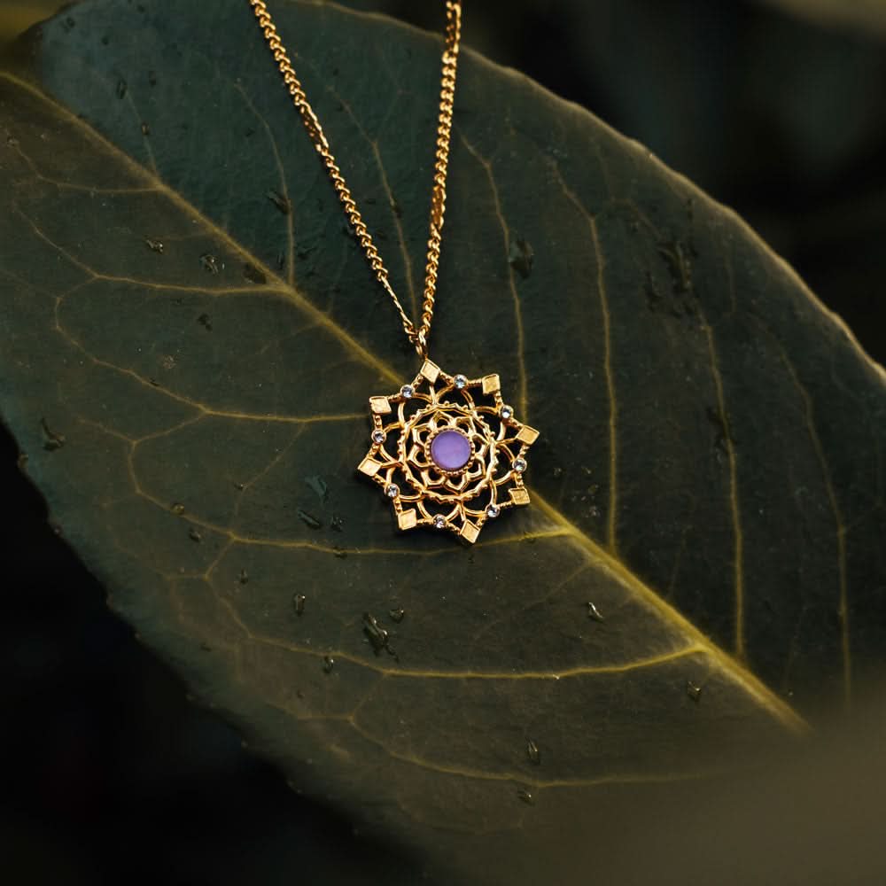 Guldpläterat halsband med fyrkantigt ornamenthänge och lila cabochon