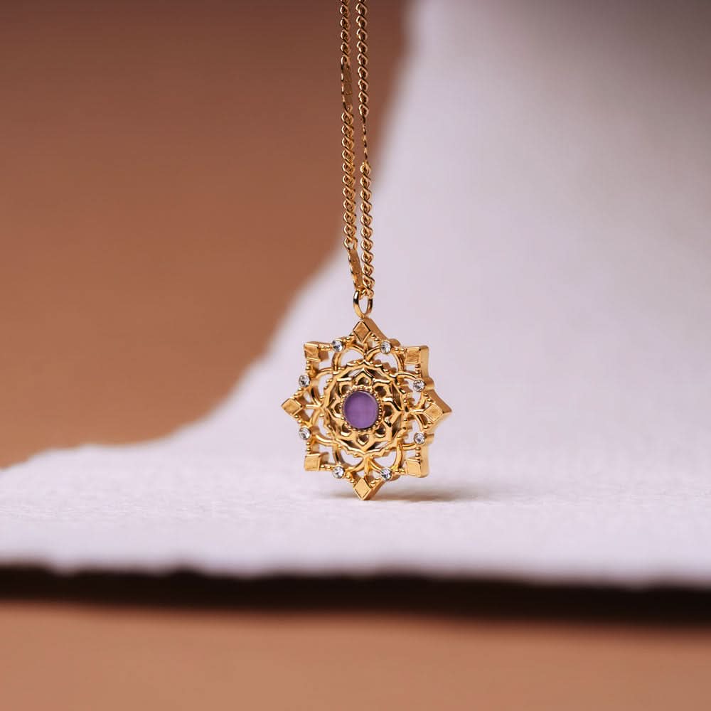 Guldpläterat halsbandshänge med lila sten, fyrkantig ornamentdesign