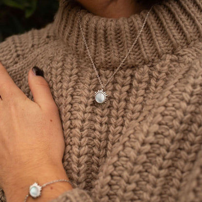 "Silverhalsband med litet solhänge på kedjan"