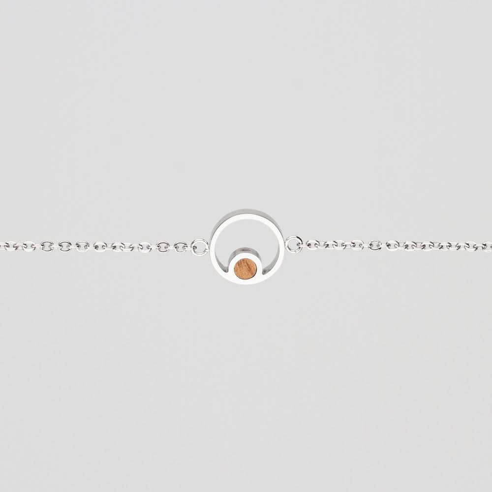 "Halsband med silverkedja och runt hänge med orange insats"