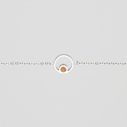 "Halsband med silverkedja och runt hänge med orange insats"