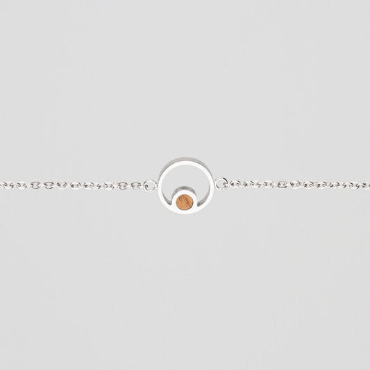 "Halsband med silverkedja och runt hänge med orange insats"