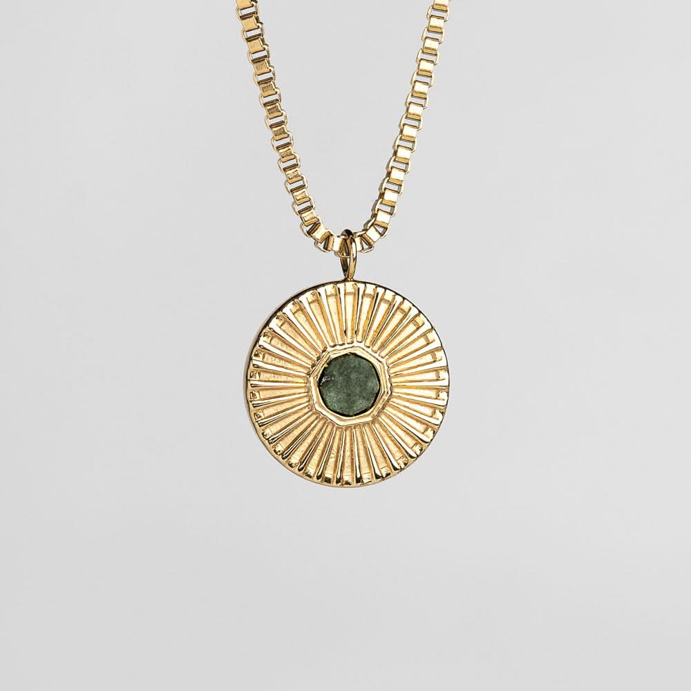 Guldigt halsband med rund berlock och grön sten