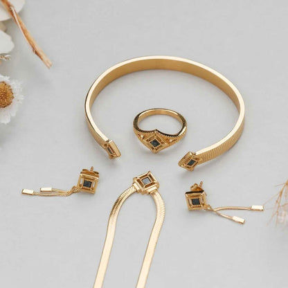 Guldörhänge med kvadratisk stendetalj och kedjeberlock