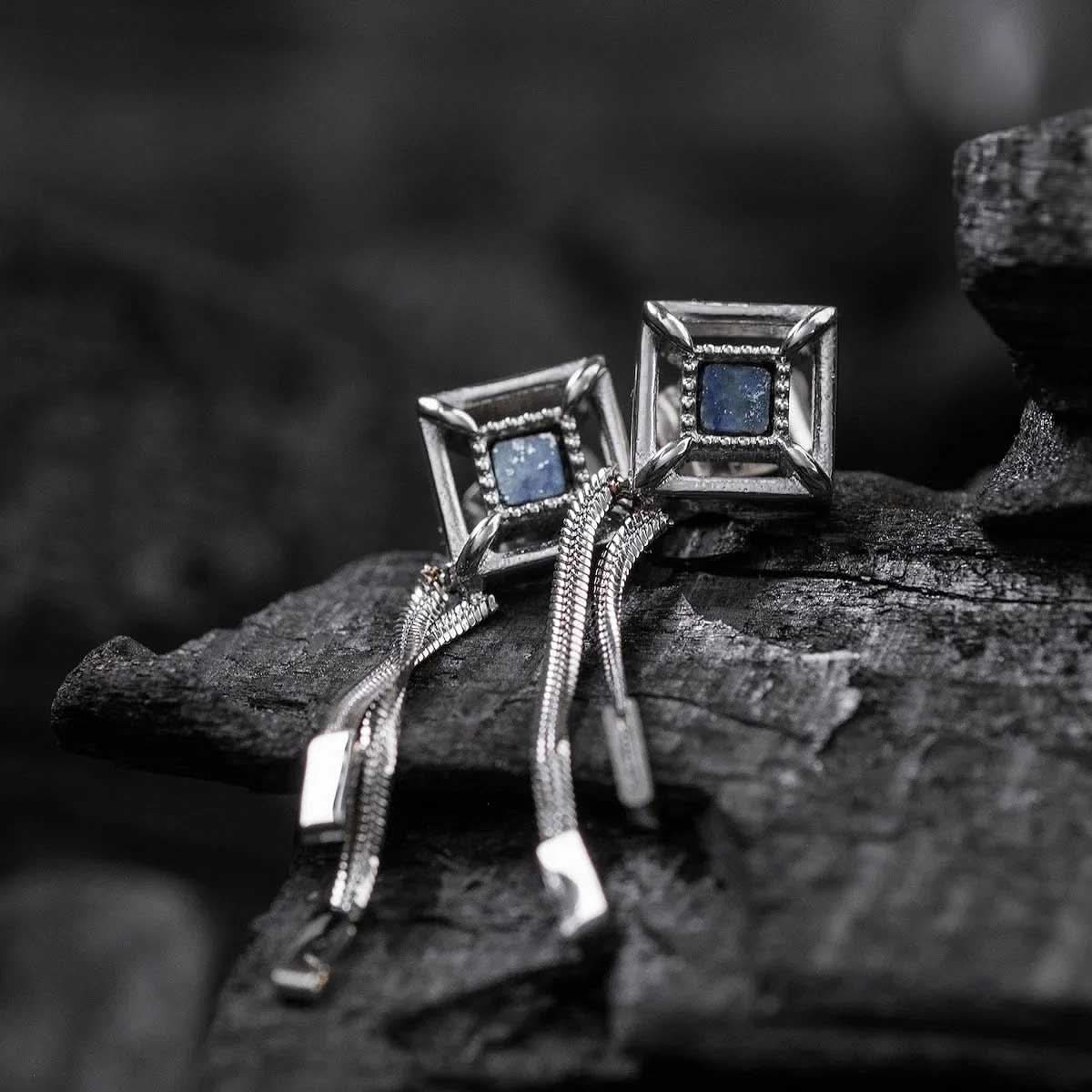 Ett par silverörhängen med fyrkantig lapis lazuli och långa kedjor