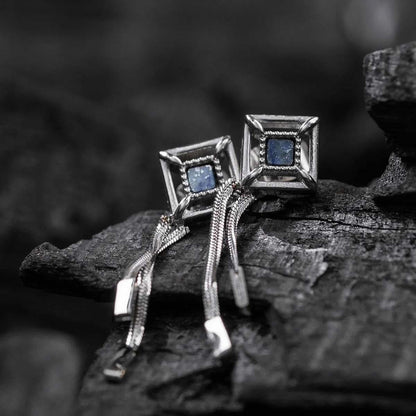 Ett par silverörhängen med fyrkantig lapis lazuli och långa kedjor
