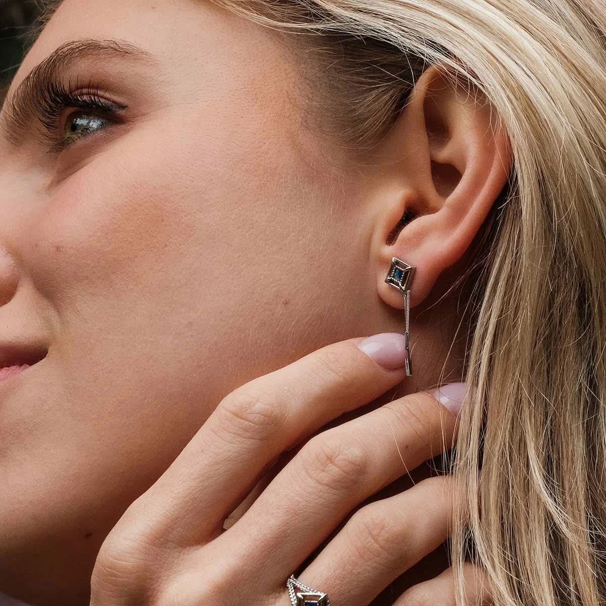 Örhängen på örat: kvadratisk lapislazuli-sten i silverfattning med kedjor