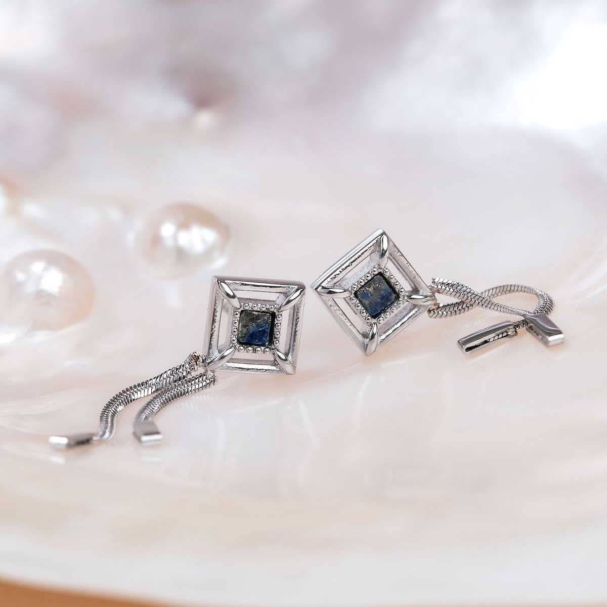 Örhängen i silver med fyrkantig lapis lazuli-sten och kedjehänge