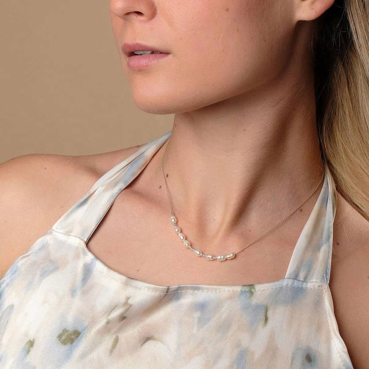 Halsband med fina pärlor och silverdetaljer, bärs runt halsen