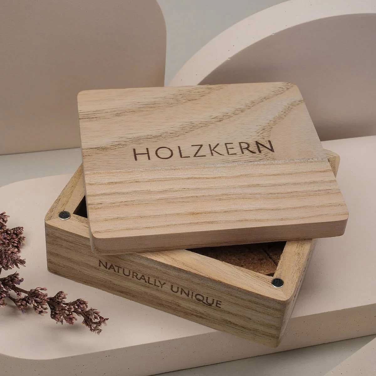 Holzkern smyckeskrin i trä med präglad logotyp