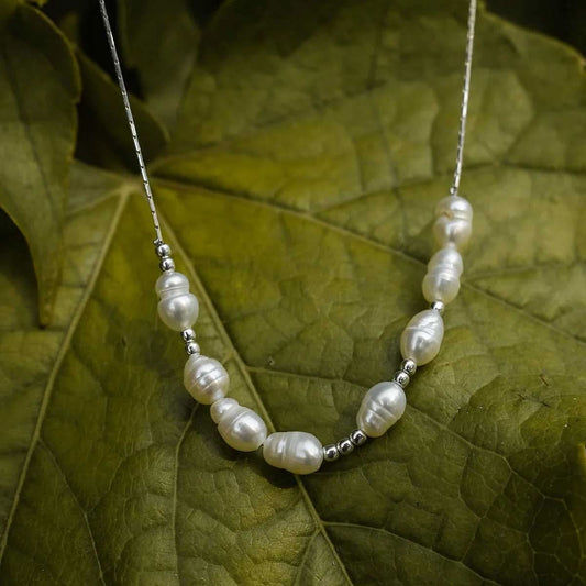 Pärlhalsband med silverkedja och runda pärlor, fin länk