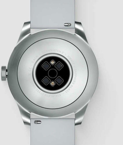 Smartklocka baksida med sensorområde på grått armband, metallhölje