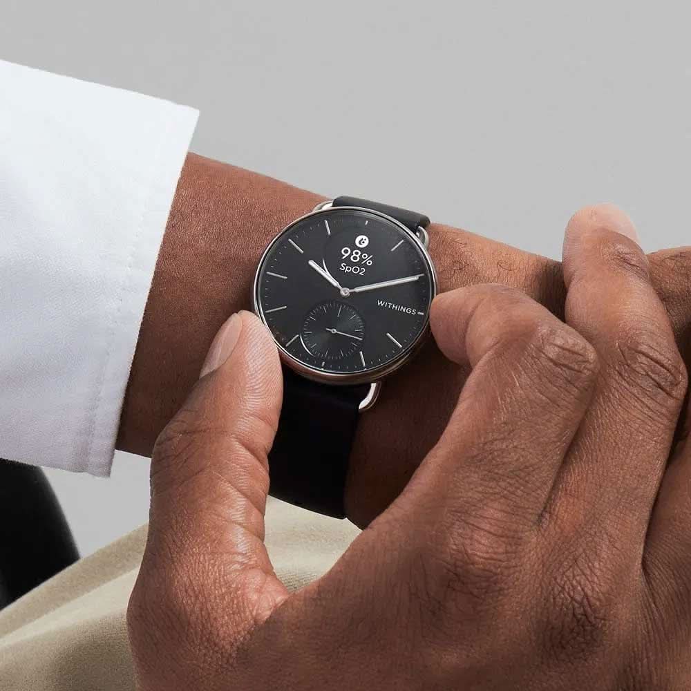 Smartklocka på handleden med svart urtavla och svart armband