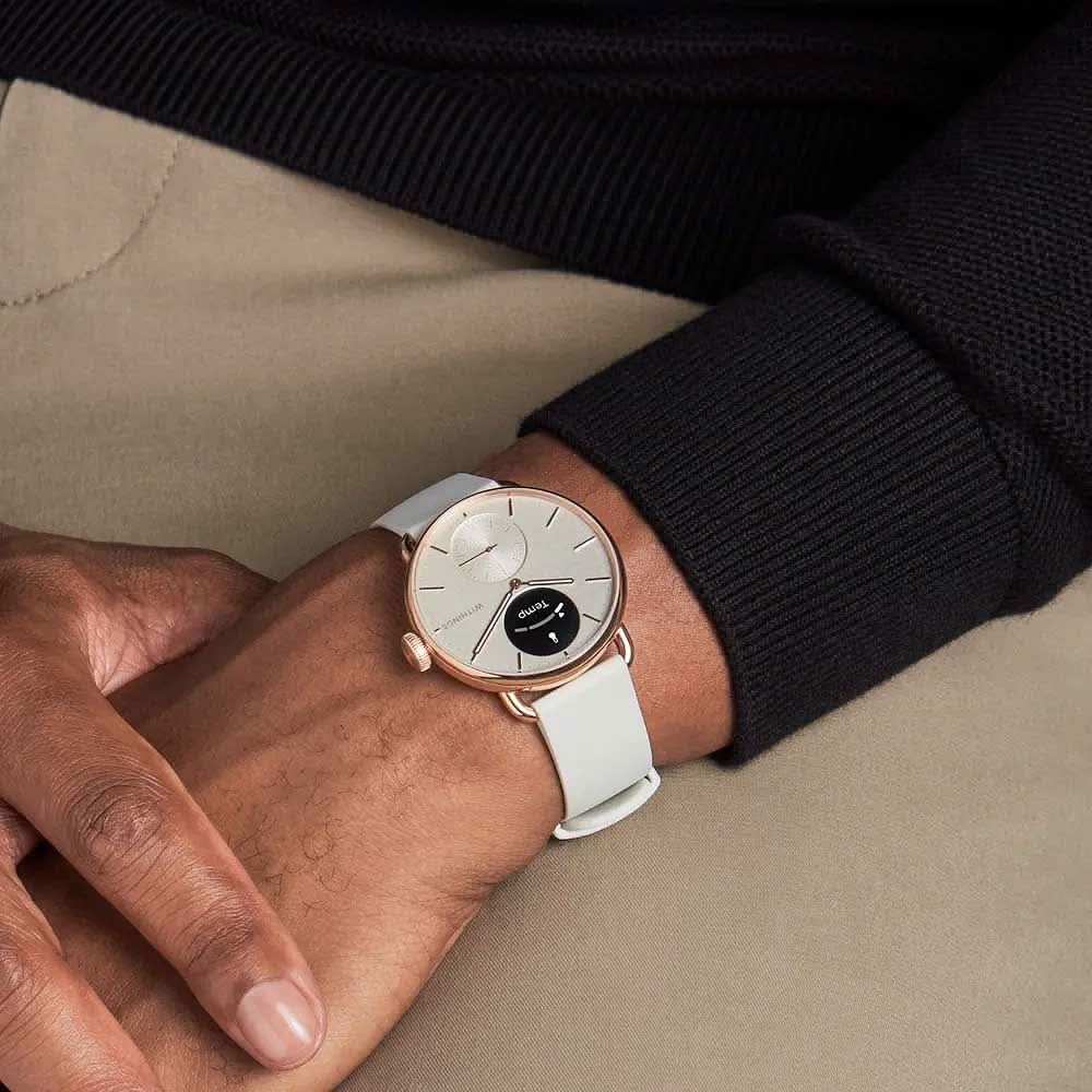 Damklocka med smarta funktioner, roséguldpläterat hölje och beige silikonarmband.