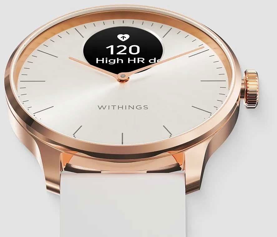 Smartklocka med roséguldpläterad infattning och beige armband, sidoknapp synlig, vit urtavla.