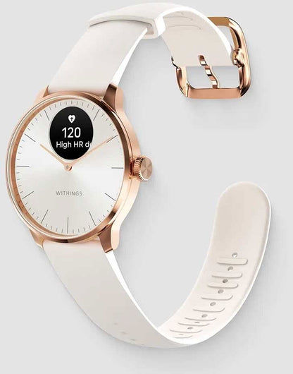 Smartklocka med roséguldpläterad infattning, beige armband och synlig armbandets undersida med markeringar.