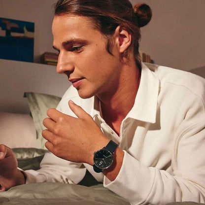 Unisex smartwatch på handleden med svart urtavla och svart silikonarmband