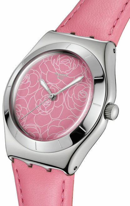 Swatch damklocka med rosa läderarmband, silverfärgat hölje och rosa urtavla.