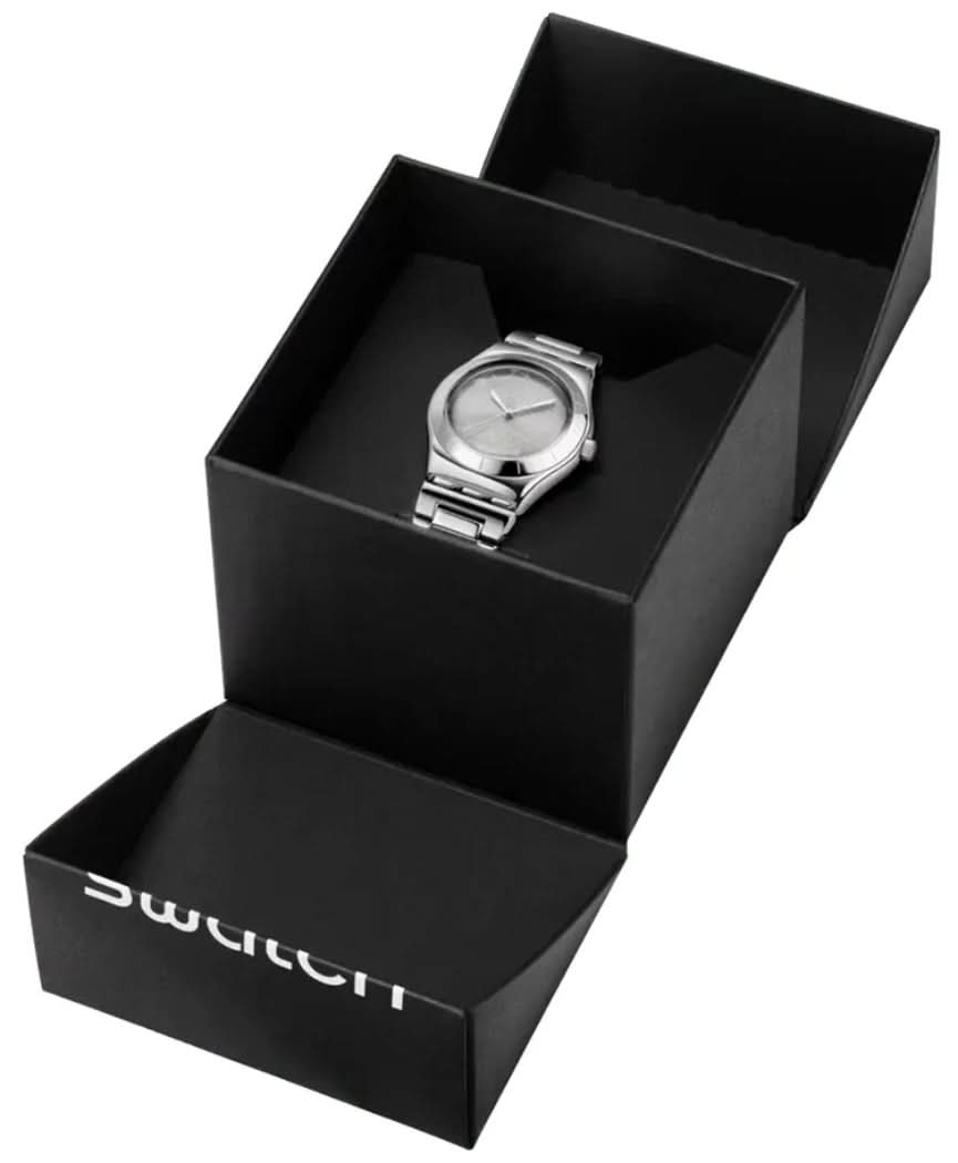 Swatch damklocka i öppen svart presentförpackning med silverfärgat armband i rostfritt stål