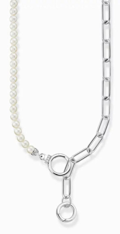 Pärlhalsband med silverfärgad länkkedja och runt hänge med blå sten